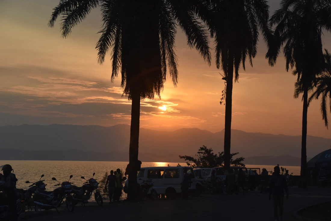 Coucher du soleil sur le lac Kivu à Goma, silhouettes de palmiers.