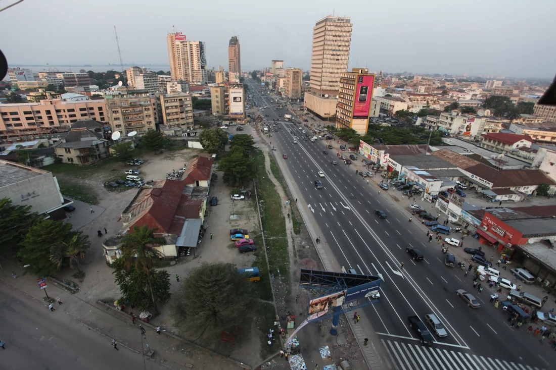 Vue sur le boulevard du 30 Juin et les immeubles du centre-ville.