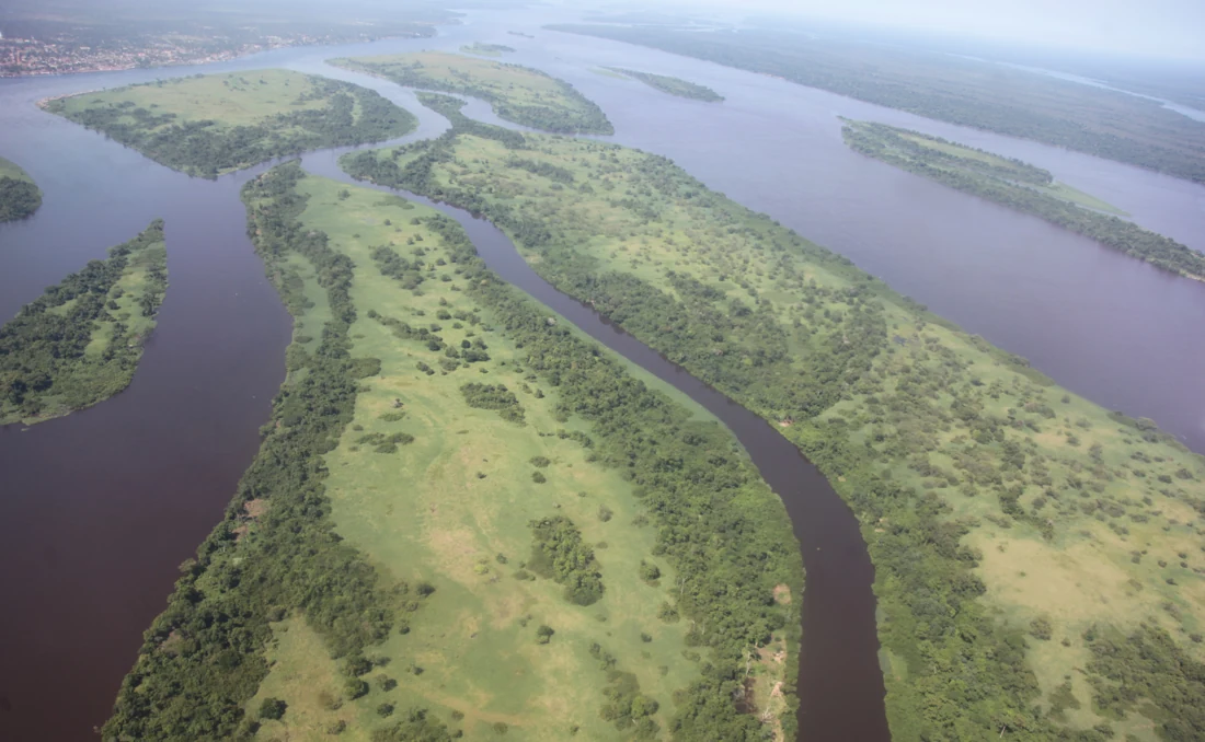 Vue aérienne du fleuve Congo et de ses îles près de Kisangani.
