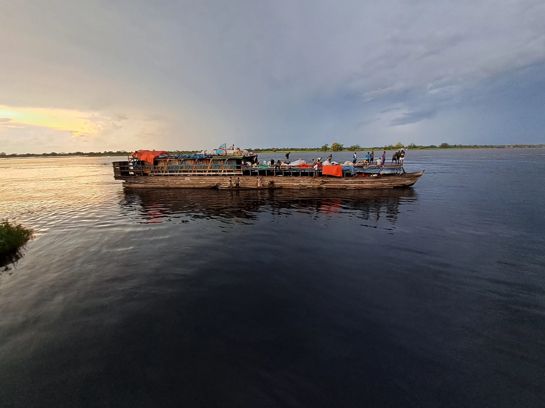 Baleinière sur le fleuve Congo à Mbandaka au coucher du soleil.